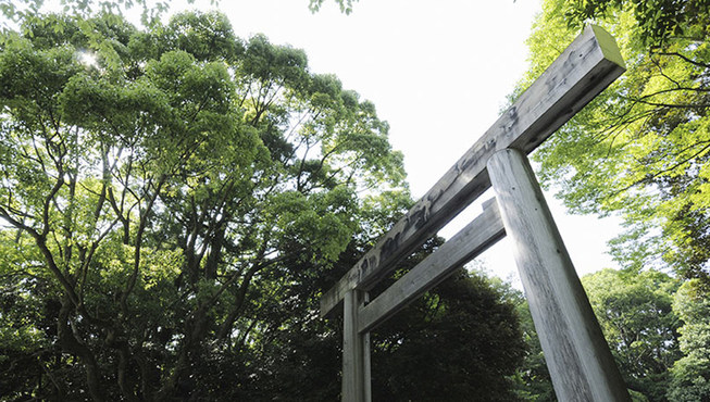 日本最神圣的神道教神社伊势神宫距安缦伊沐仅一小时路程。伊势神宫由供奉天照大神的内宫和供奉丰收大御神的外宫组成，是日本全国125个神社的中心