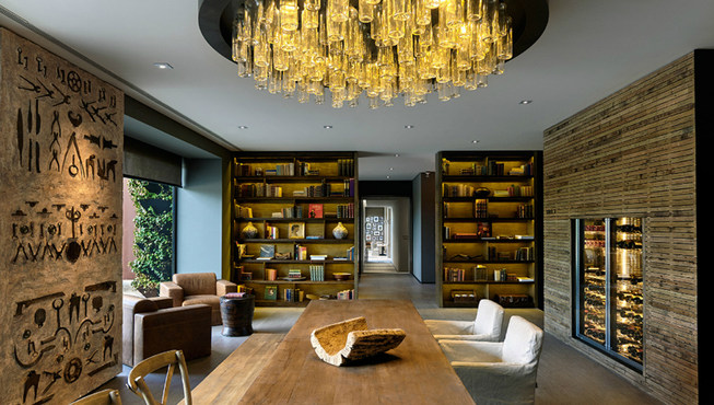 互动解说式葡萄酒图书馆提供来自整个区域的佳酿，宾客在解说员的引导下辨别来自周边河谷的顶尖酿酒大师和度假酒店侍酒师的酿造品种和风格