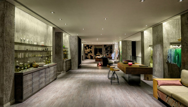 完美统一自然与葡萄牙传统，结合水、石、林等元素，六善水疗中心为您提供专业的理疗和多日套餐结合当地理疗手法