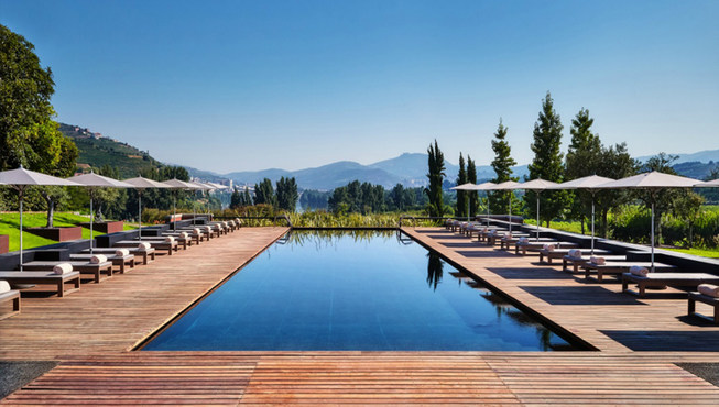  10 间理疗室，室内恒温游泳池，喷泉，室外游泳池和清吧，以及配备最新健身设备和专业教练的健身馆随您享用