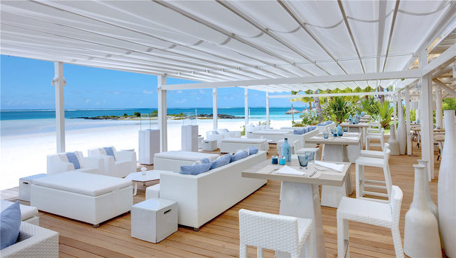 波光粼粼的蔚蓝海面，洁白绵密的白色沙滩