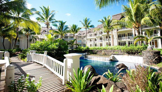 椰林树影在微风中轻轻摇曳