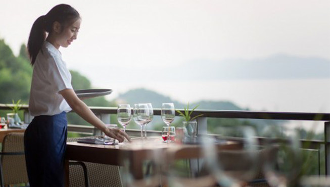 全景海景的 The View餐厅出品一流的现代派创意美食。国际料理和传统泰式菜肴满足不同客人的偏好。