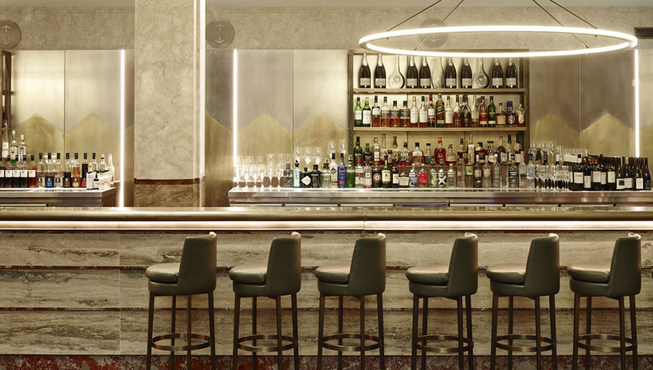 大堂酒吧酒水的质量之高和选择范围之广都是首屈一指的，包括了一系列昂贵的本地高端啤酒以及陈年进口国际葡萄酒