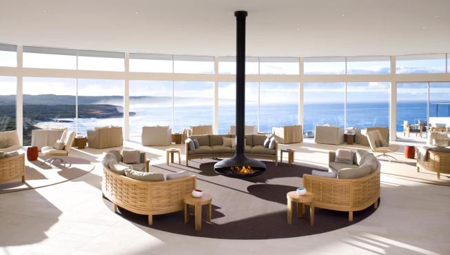 酒店大厅——温暖壁炉前小坐片刻，外围沙发座椅朝向大海。