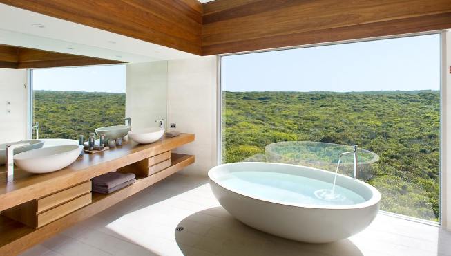 客房浴室——浴室全部采用落地窗设计，片刻不放过眼前美景。