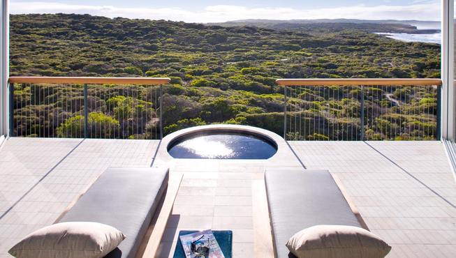 客房露台——静静在躺椅沐浴日光，感受海风的吹拂。