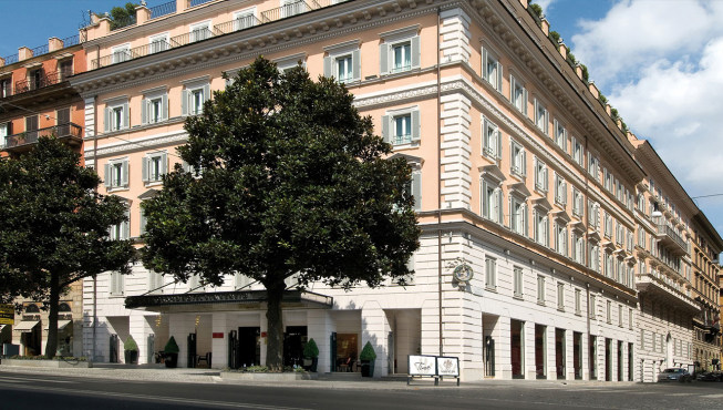 这家奢华的酒店坐落于威尼托大街（Via Veneto）沿线两座19世纪的建筑内，1 km 之外便是市区内最繁华的地段