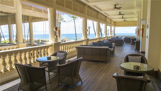 旅行者酒吧作用印度洋美景，提供复杂且具有创意的鸡尾酒，各种烈酒和发酵酒