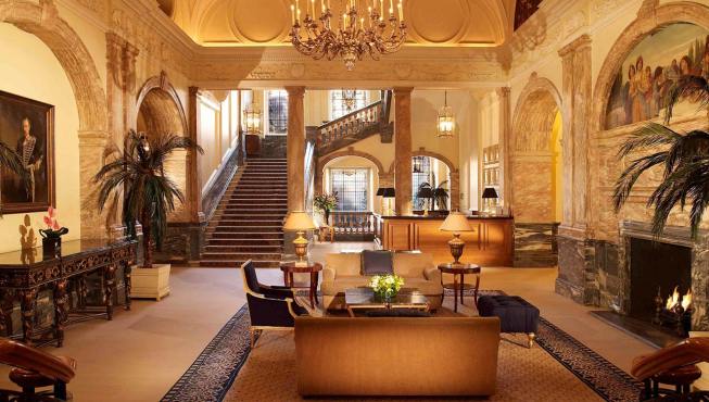 酒店大堂——酒店内装饰风格优雅奢华，彰显出贵族风情。 