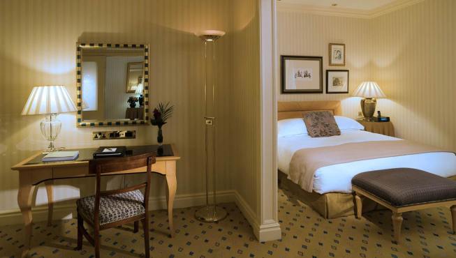 酒店客房——每间客房都在保证舒适入住度的同时彰显出优雅奢华的风格。 