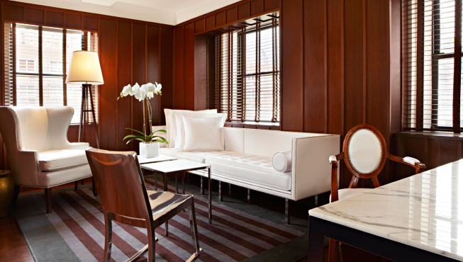 客房——棕木色和白色相映成趣，室内的家具奢华之外更注重舒适体验。