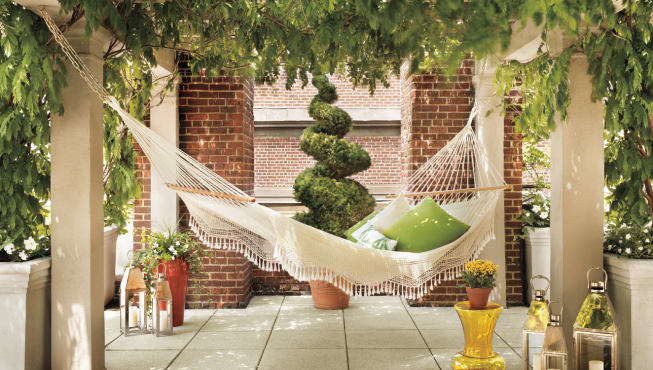 露台——浓浓绿荫下的吊床是放松冥想的好地方。