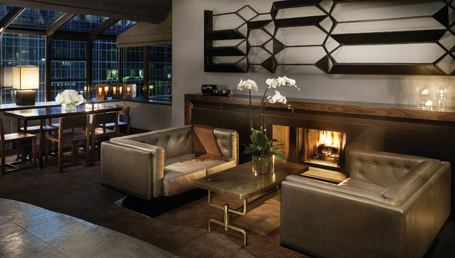 顶层套房——金属与皮革的搭配，尽显低调的奢华，这里还可以举办各种宴会与活动，瞬间变成宴会会场