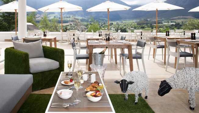 酒店露台上的舒适空间，提供着充足的南非阳光与调制鸡尾酒，午后或傍晚来这里放松，会是最佳的选择。