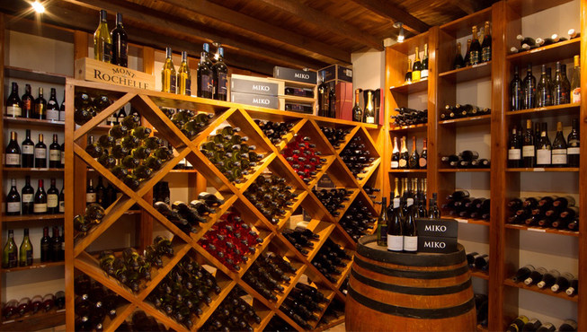 酒店内含一座拥有150年历史的酒窖。在丰收季节，这里可处理接近110吨的葡萄，小产量使得酿造酒品的质量得到了保障。