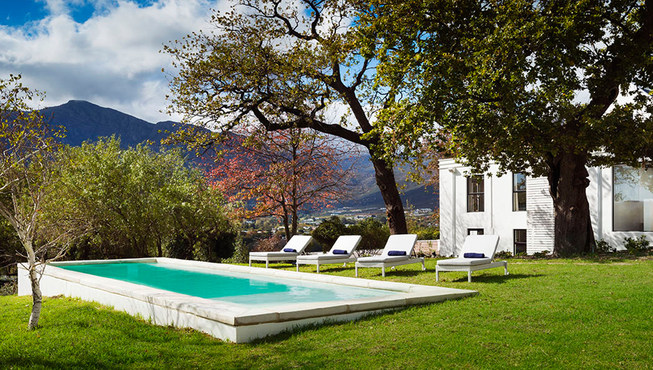 在Mont Rochelle的室外恒温泳池里畅游一番，放松身心，同时还可欣赏到Franschoek的山谷美景。