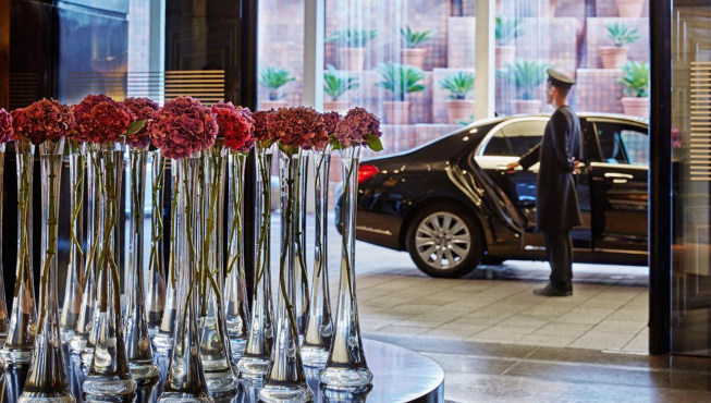 由花艺设计师Donna Stain打造的花束作品散落在酒店内各处：从大堂延伸至客房，花与水的相互交融与映衬，给这间艺术酒店带来无限生机
