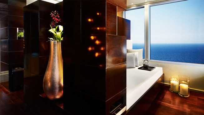 细节处摆放的花艺可能是一簇，也可能是单只一束。倘若看腻了大场面的海景，回过头来，细节处的零星花卉，给人细腻温柔的呼吸之感