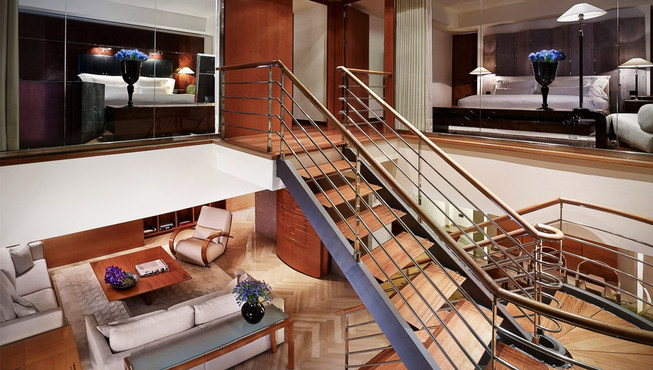 走廊被当代西班牙艺术家的绘画作品装点，而客房大门恰恰隐藏在其中。推开房门，房内又是另一番天地