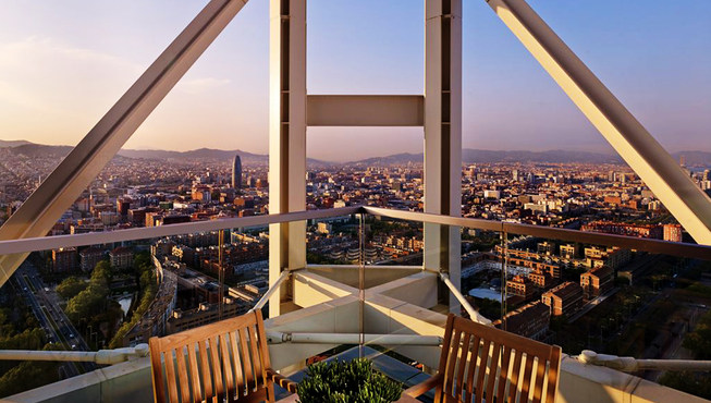 与套房匹配的户外露台，带给人更多居家舒适的感觉。房内布置的摩登家具更是折射出巴塞罗那作为上世纪新文化运动中心的时髦感