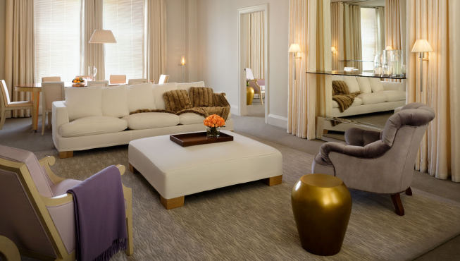 客房——区别于酒店外部的奢华厚重的风格，酒店的客房多数采用粉、黄、淡紫或是浅灰色这些柔和温暖的色调。