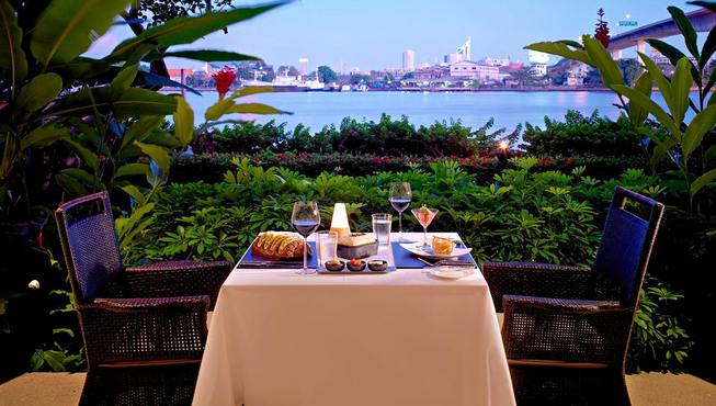 Riverside Terrace——居高临下俯瞰湄南河，配备开放式厨房，为你烹制传统泰式风味与世界各国美食。