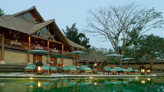 在亭内可以欣赏到美丽而宁静的莲花池，令人恍若浮于宁静的水面之上。