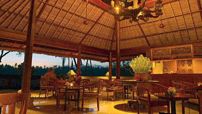 当夜幕降临，来印尼传统风格的酒吧中小酌几杯，趁着夜未央人未醉，好好饱览室外夕阳西下的美景。