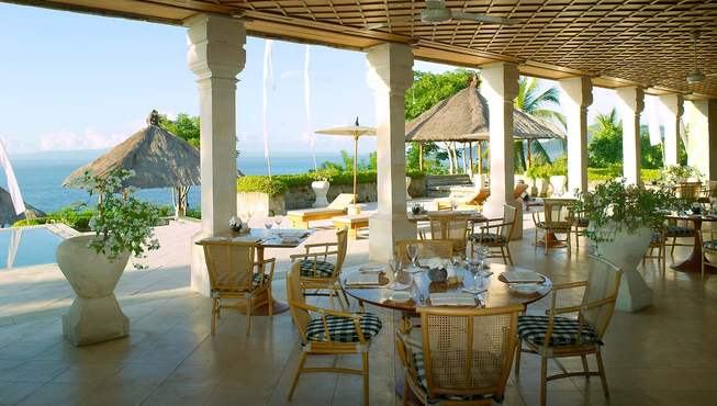 酒店可俯瞰龙目海湾，视野绝无仅有。