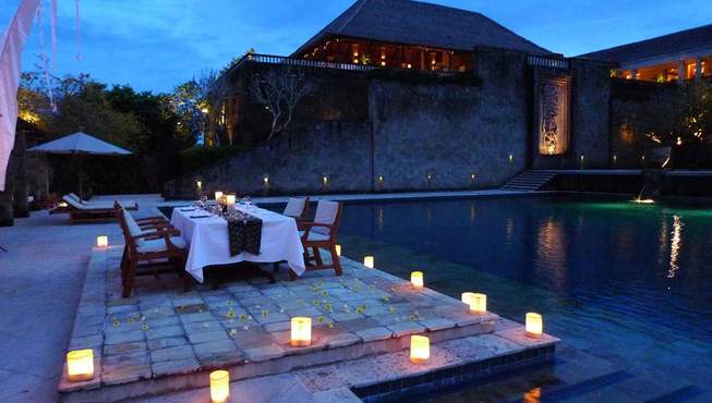 安缦努沙杜瓦度假村由名设计师凯瑞希斯执笔，其作品涵盖了涵碧楼、不丹安缦柯拉及兰卡威达塔，深谙如何使建筑在净素古朴间展现明快时髦的气息。