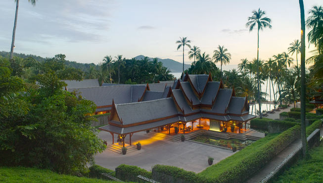 度假村独占普吉岛西岸美丽迷人的Pansea海滩，40栋独立度假屋掩映于郁郁葱葱的棕榈树间，隐隐约约，异常美丽。