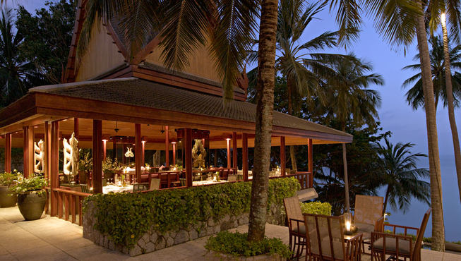 靠着海滩的餐厅，夜幕降临，也变得异常美丽温柔。