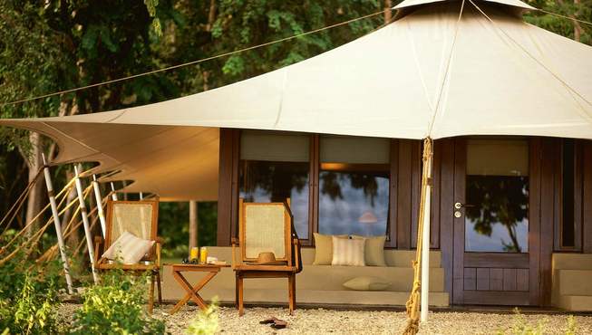 崇尚与自然融合是安缦居度假村设计的基本态度，在这里也不会有墙或者栅栏，两排白色的帐篷和主体餐厅等屈指可数的建筑隐藏在茂密的原生大树之中。