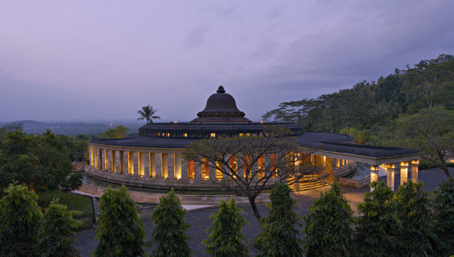 位于爪哇岛中部的安缦吉沃离印尼最重要的古迹世界文化遗产婆罗浮屠咫尺之遥，坐落在2公里开外的曼诺山之上。