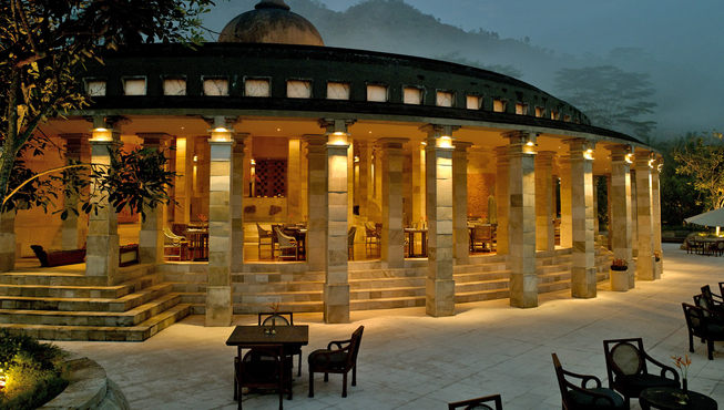 暮色中的安缦吉沃别具一番神秘的宗教色彩。