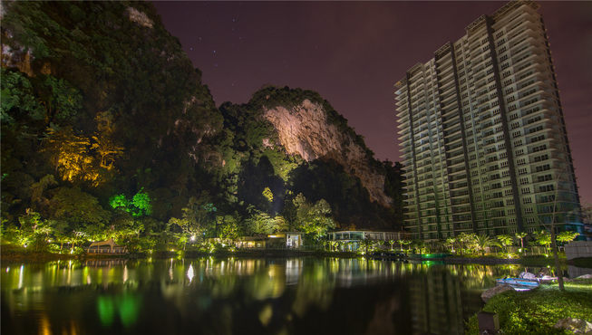 坐拥磅礴的石灰岩壁、原始森林和天然流动湖泊，与周边的常青原始森林融为一体