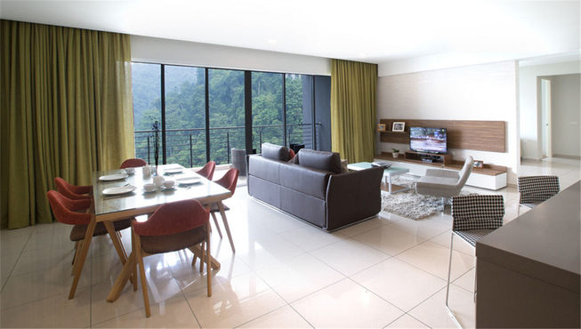 套房以丛林景致、宽敞的室内设计和露台空间为特色点