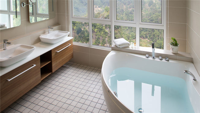 浴室内设置有双人超大按摩浴缸，为你舒解疲劳