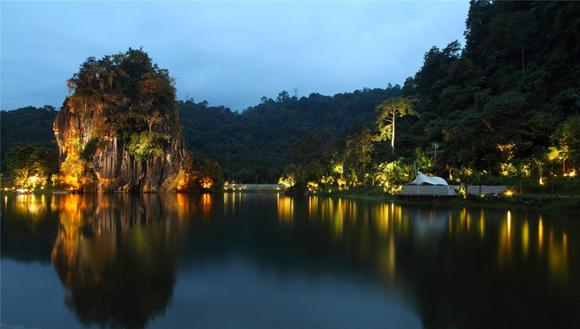 夜幕下的曦云轩，与周边的常青原始森林融为一体