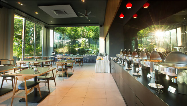 全日制餐厅，供应各种国际风味美食