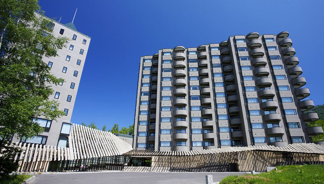 正门延伸式屋檐采用木材制造，与周围的自然景观相互协调，为客人带来温馨之感。