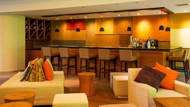 在One Niseko一酒吧内，你可以品尝到北海道本地余市蒸馏厂出产的威士忌。