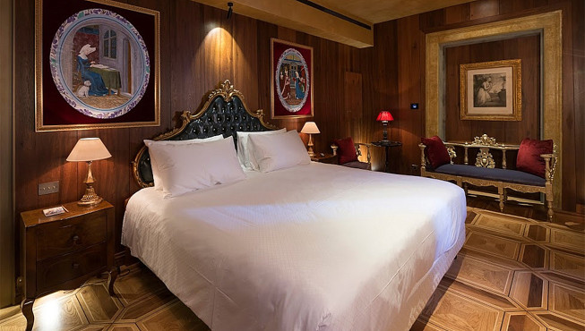 提香房可从房内饱览整个大运河，房内抢眼醒目的红色床头板，展现强烈的威尼斯独特色彩。