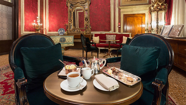 将饭店内部连续壁画完整修复，展示文艺复兴时期威尼斯人在宴会欢乐的场面。