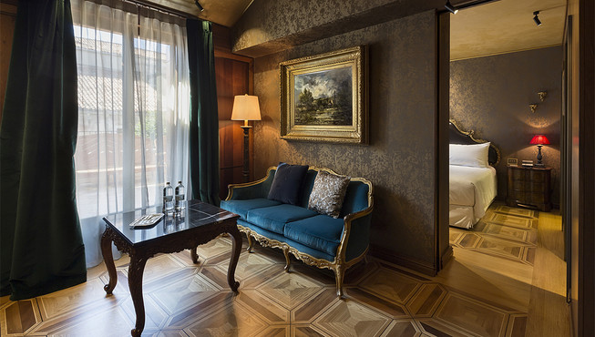 丝路房，大量地使用深雕细琢、繁复夸张的洛可可奢华古典家具，重现当时的繁华与交流。