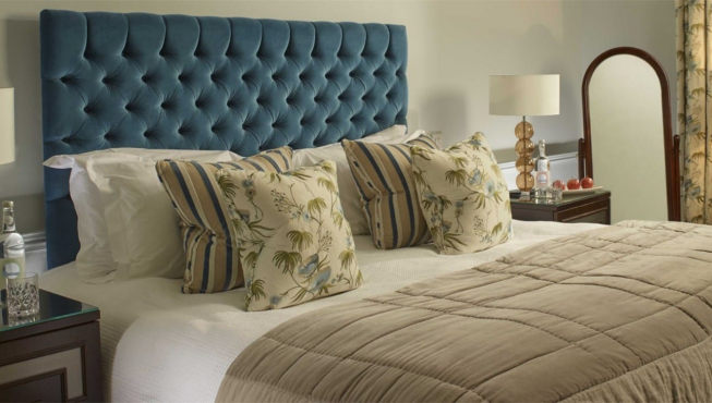 温暖低调的丝织物传播着家的温暖，豪华枕头为房间增添了一丝亮色