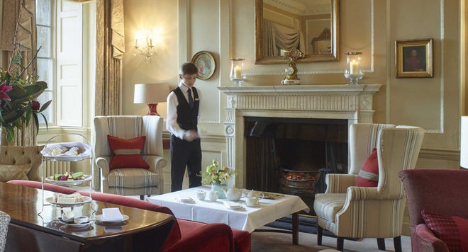 套房内设有私人用膳区，餐食会直接送达您的房间