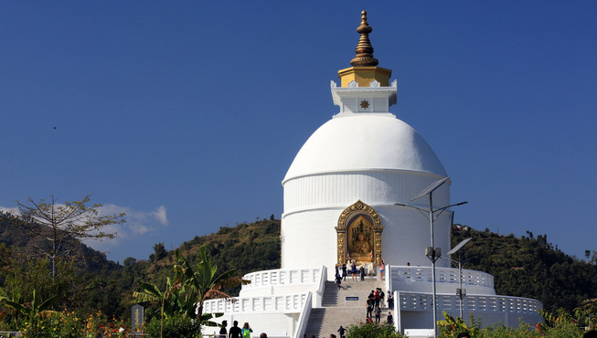 从酒店出发可方便前往市内的众多著名景点，包括达希林藏族村、和平塔山和世界和平塔。