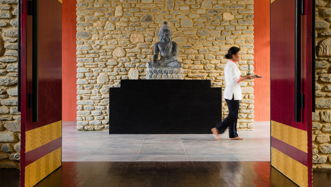 酒店装饰不光十分古朴，内部设施也繁多。